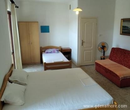 Privatni smještaj u centru Igala, private accommodation in city Igalo, Montenegro