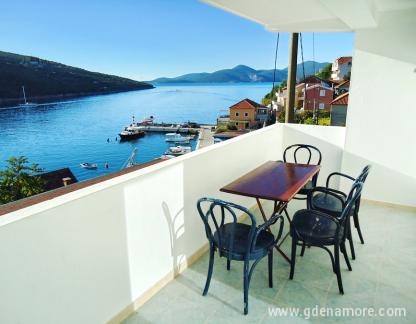 Apartmani  VESNA, Trokrevetni apartman(duplex), private accommodation in city Bigova, Montenegro