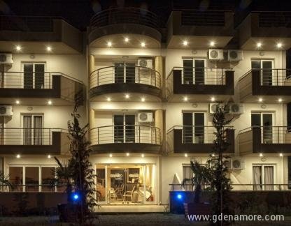 Selena Mare, частни квартири в града Paralia, Гърция
