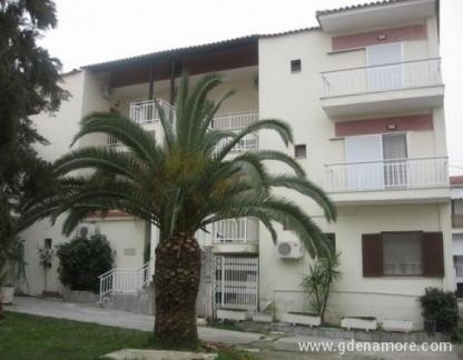 Vila Lakis, частни квартири в града Polihrono, Гърция