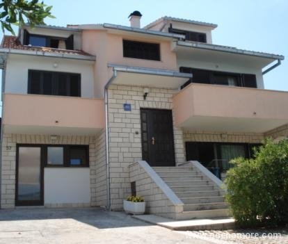 Villa "Iva", Appartements 1ère rangée de la mer, logement privé à Trogir, Croatie