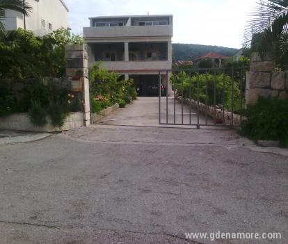 Apartments LANA, private accommodation in city Vinišće, Croatia