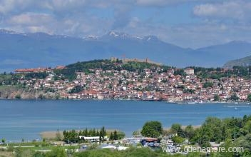 Стаи със санитарен възел, паркинг, интернет, тераса с изглед към езерото Villa Ohrid Lake View studi, частни квартири в града Ohrid, Mакедония