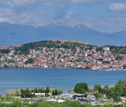 Стаи със санитарен възел, паркинг, интернет, тераса с изглед към езерото Villa Ohrid Lake View studi, частни квартири в града Ohrid, Mакедония
