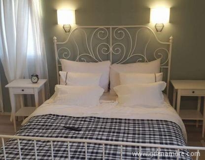 Apartment Grozdanić , частни квартири в града Tivat, Черна Гора - Master Bedroom 