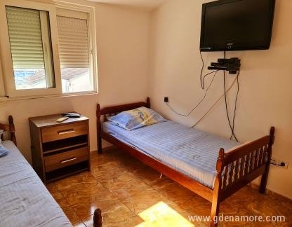 Victor-Zweibettzimmer, Privatunterkunft im Ort Budva, Montenegro - 20210708_171255