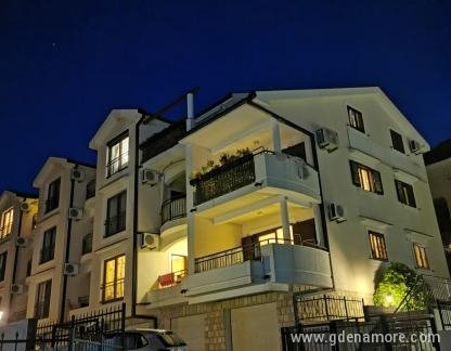 Апартаменти Бела и Стела, частни квартири в града Bao&scaron;ići, Черна Гора - 001