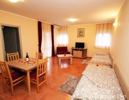 Apartman broj 7, private accommodation in city Igalo, Montenegro - FB_IMG_1682010033129
