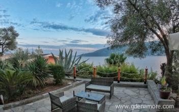 Sunny Skalini - Beachfront Retreat, 20μ από τη θάλασσα, ενοικιαζόμενα δωμάτια στο μέρος Herceg Novi, Montenegro