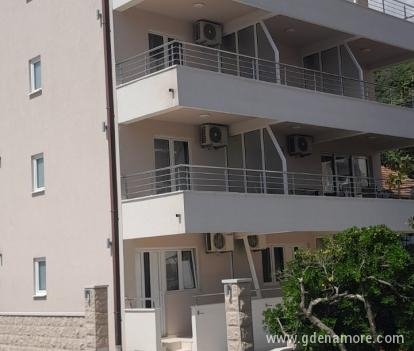 Apartments Vico 65, private accommodation in city Igalo, Montenegro
