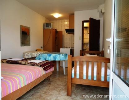 Rooms and apartments Vukčević, Studio prizemlje(slobodan), private accommodation in city Rafailovići, Montenegro