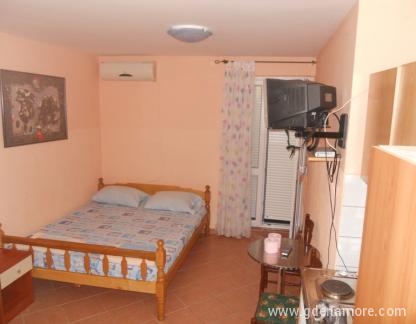 Apartmani Antić, Trokrevetni apartman A prizemlje, privatni smeštaj u mestu Budva, Crna Gora