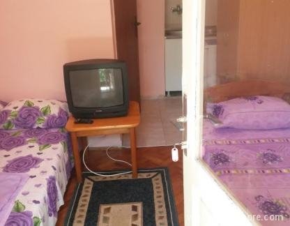 Igalo sobe,garsonjere-centar grada, soba sa skupatilom,mini kuhinjom, privatni smeštaj u mestu Igalo, Crna Gora