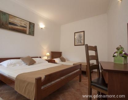 Pensione Medin, , alloggi privati a Petrovac, Montenegro - spavaća soba