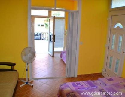 Jeg leier 2 leiligheter i sentrum av Sutomore, , privat innkvartering i sted Sutomore, Montenegro