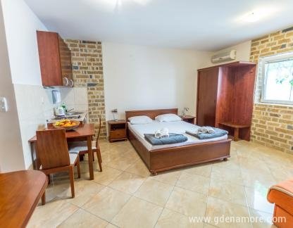 Villa Contessa, Apartamento 3, alojamiento privado en Budva, Montenegro - DSC_2712