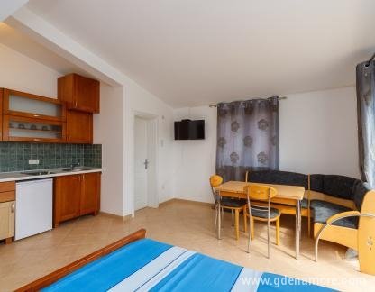 Apartahotel "ADO", , alojamiento privado en Dobre Vode, Montenegro - Apartman #9