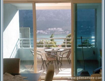 Apartman Vulović, alojamiento privado en Kotor, Montenegro - Pogled iz dnvenog boravka na terasu