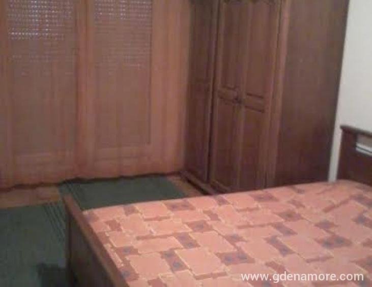 spavaća soba sa francuskim ležajem