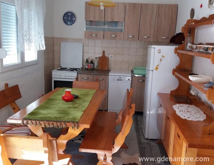 Kuhinja sa trp.veci apartman