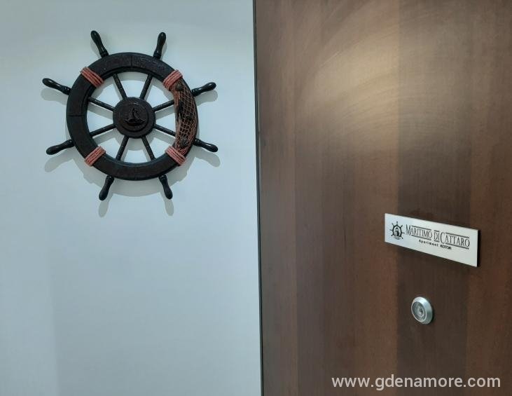 Maritimo / Entrance