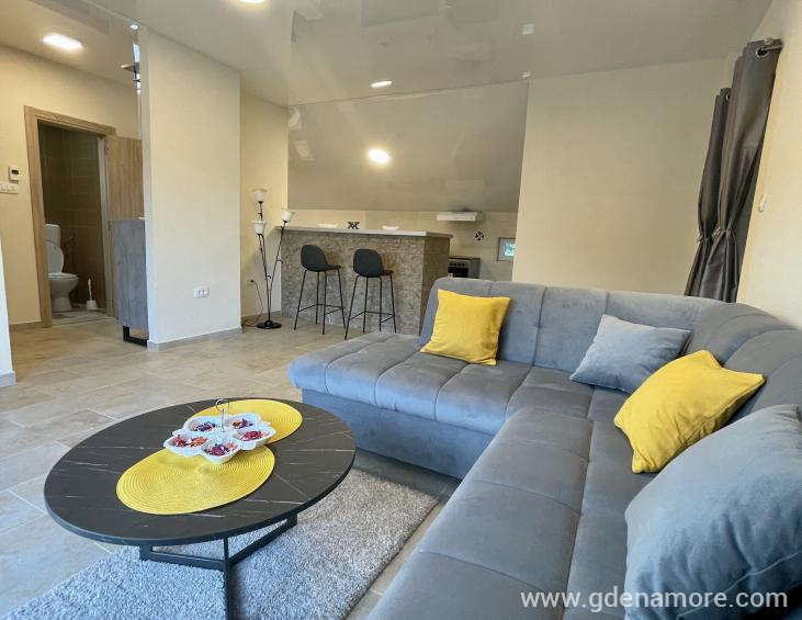 2F074116-596B-4A8F-ACDC-2F0FAA35B142