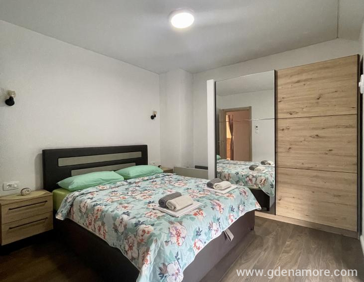 AD4CD17D-0A4B-4A8A-BA6E-C04011A67043