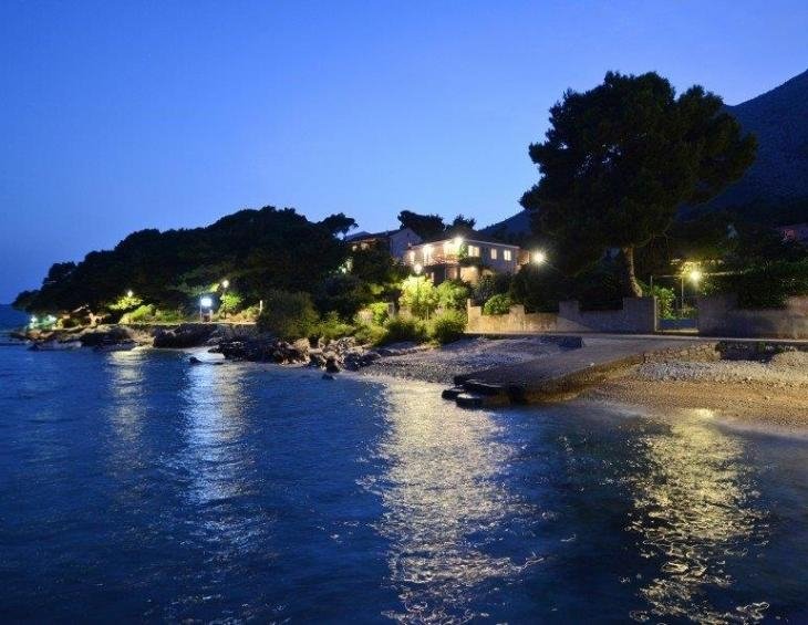 peljesac-orebic-villa-mery-house-night-09