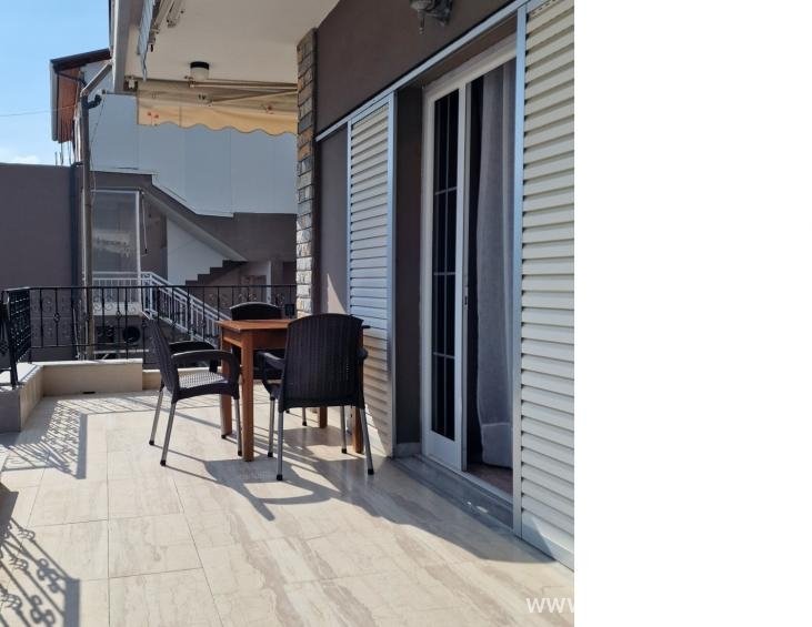 BALCONY APARTMENT