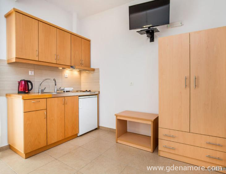 rizos-georges-studios-potos-thassos-53