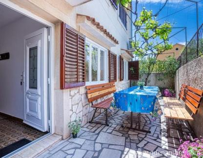 Apartments Mariza, private accommodation in city Cres, Croatia - 521771261