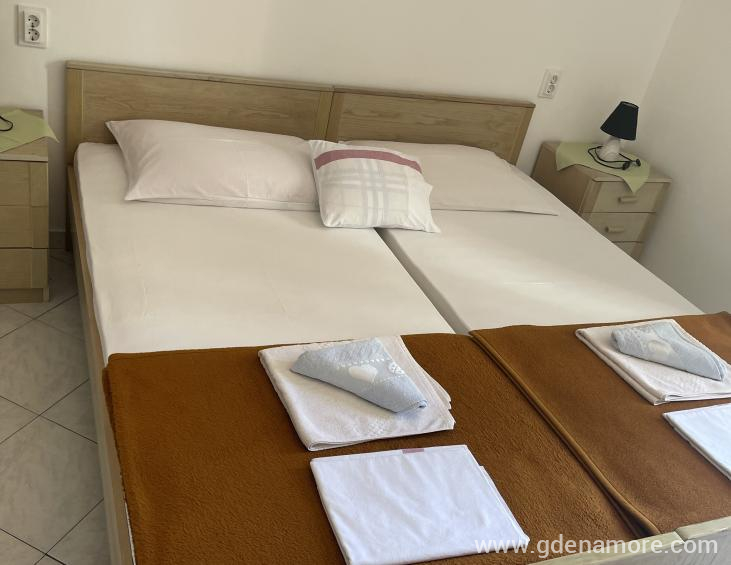 6A0BF493-484D-4841-9758-B22CCF6E445C