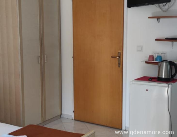 Tv i Frizider u sobi