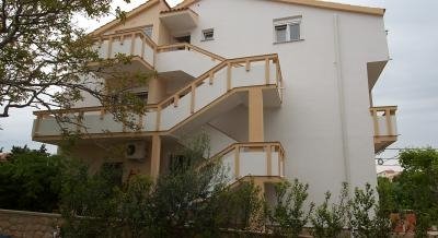 Apartment Junakovic, private accommodation in city Novalja, Croatia