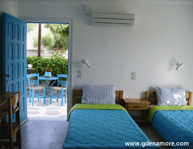studio with 2 single beds