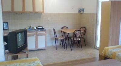 Iznajmljuju se apartmani i sobe turistima u centru Ohrida, private accommodation in city Ohrid, Macedonia