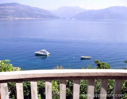 Apartmani na obali mora , alojamiento privado en Kra&scaron;ići, Montenegro