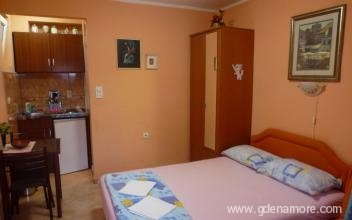 Игало, апартаменти и стаи, частни квартири в града Igalo, Черна Гора