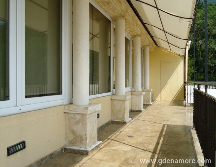 Ulaz i terasa apartmani