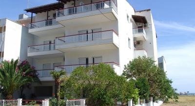 Mike's Apartments, private accommodation in city Nei pori, Greece