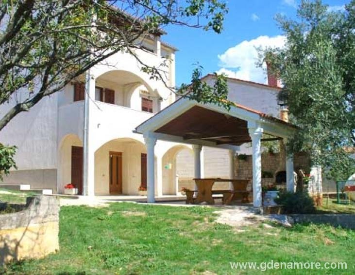 Pogled na apartmane i sjenicu