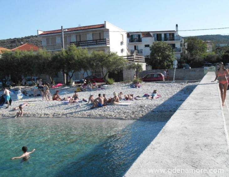 plaža ispred apartmana