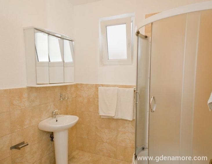 Kupatilo trokrevetnog apartmana