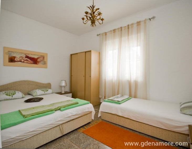 spavaca soba cetvoro-petokrevetnog apartmana