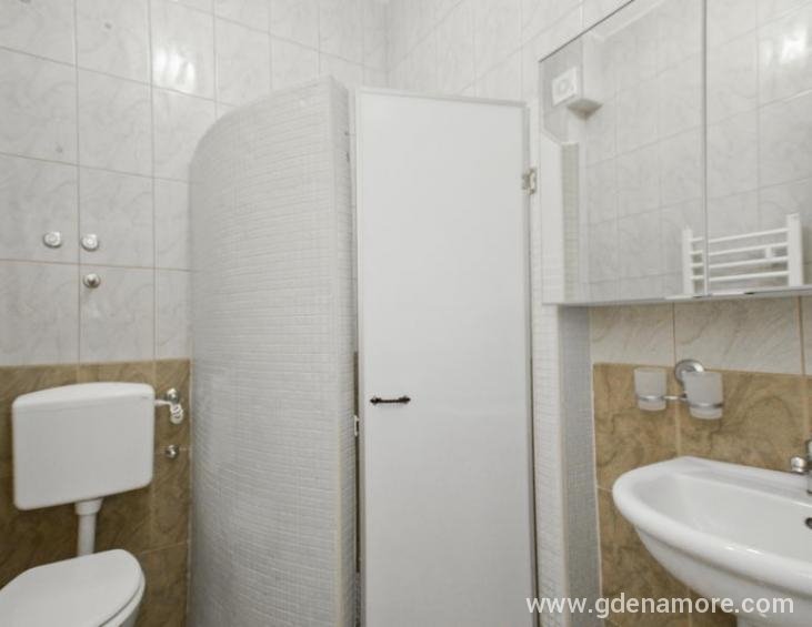 kupatilo cetvoro-petokrevetnog apartmana