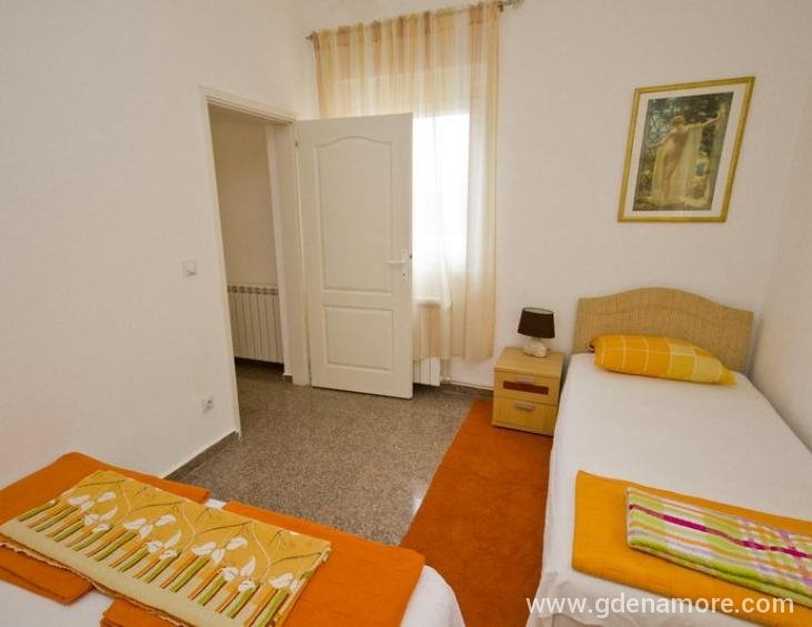 spavaca soba cetvoro-petokrevetnog apartmana