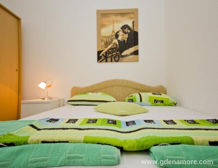 spavaca soba cetvoro-petokrevetnog apartmana