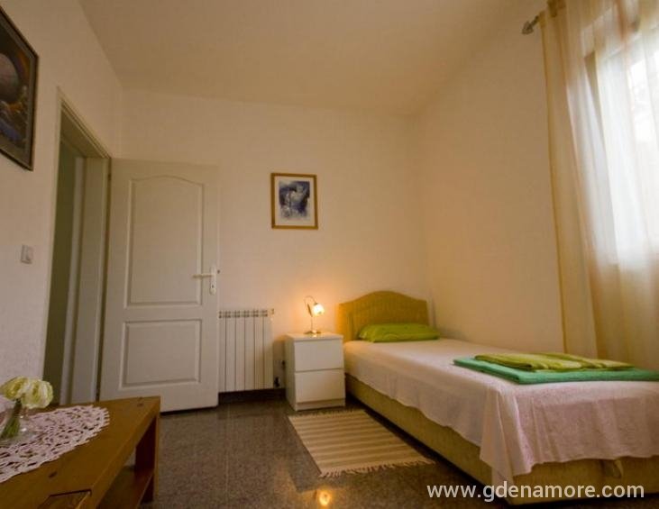spavaca soba cetvoro-petokrevetnog apartmana