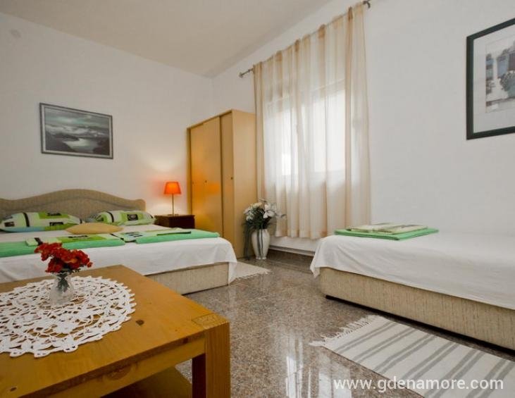 spavaca soba cetvoro-petokrevetnog apartmana
