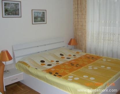 Holiday apartment Beni in central Varna, private accommodation in city Varna, Bulgaria - спальня